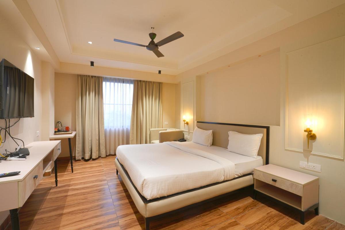 Hotel Square 36 Kota  Buitenkant foto