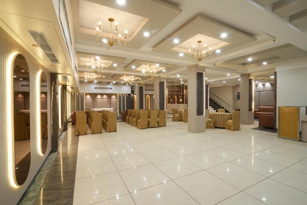 Hotel Square 36 Kota  Buitenkant foto