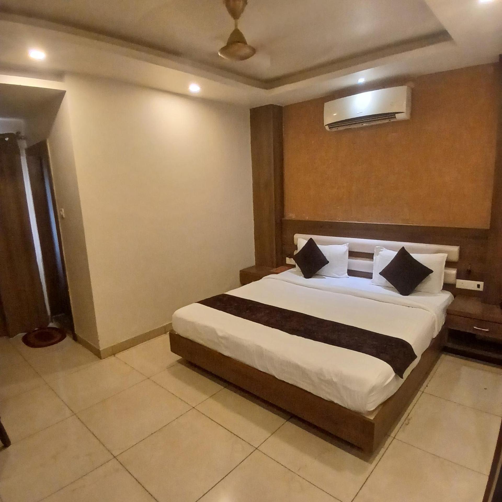 Hotel Square 36 Kota  Buitenkant foto
