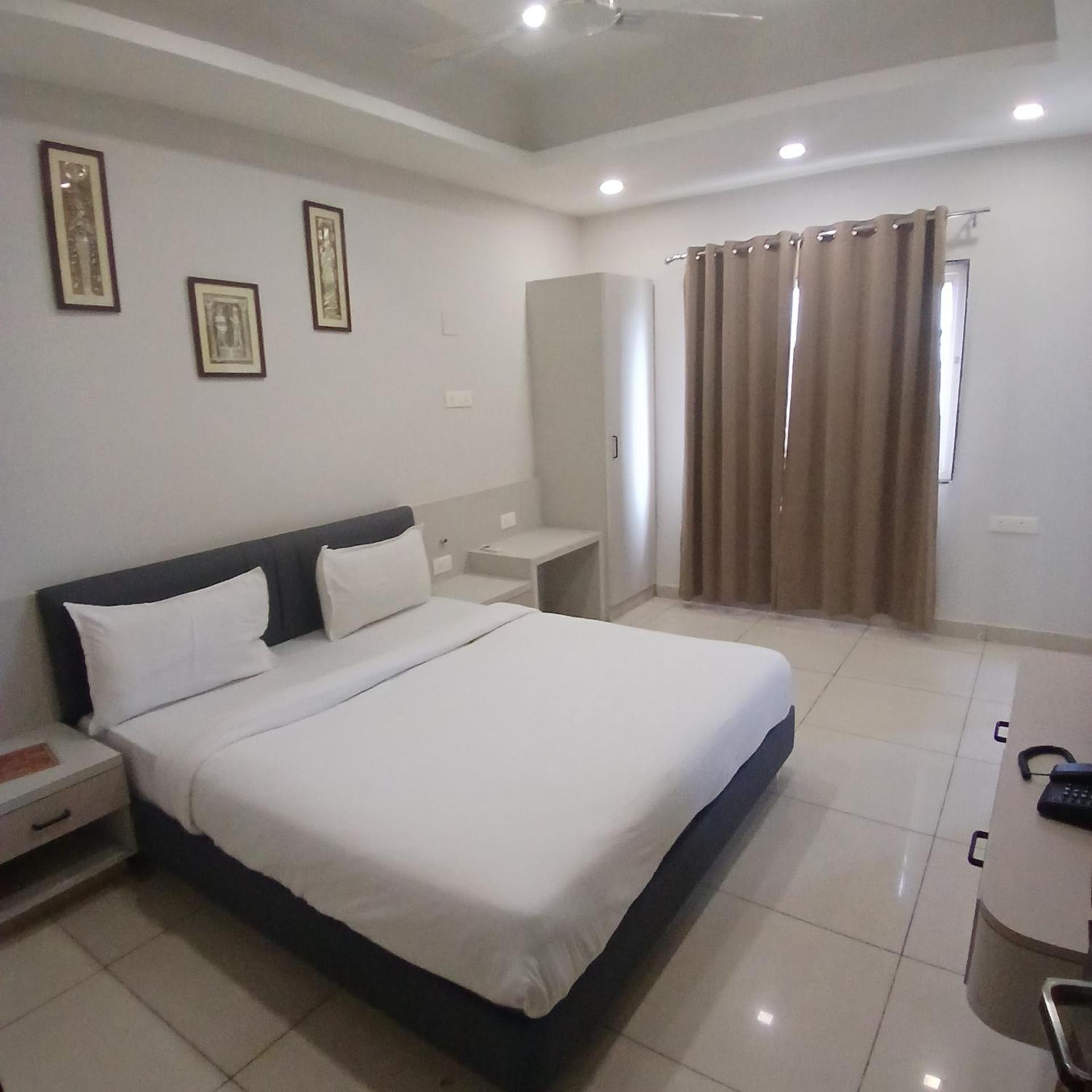 Hotel Square 36 Kota  Buitenkant foto