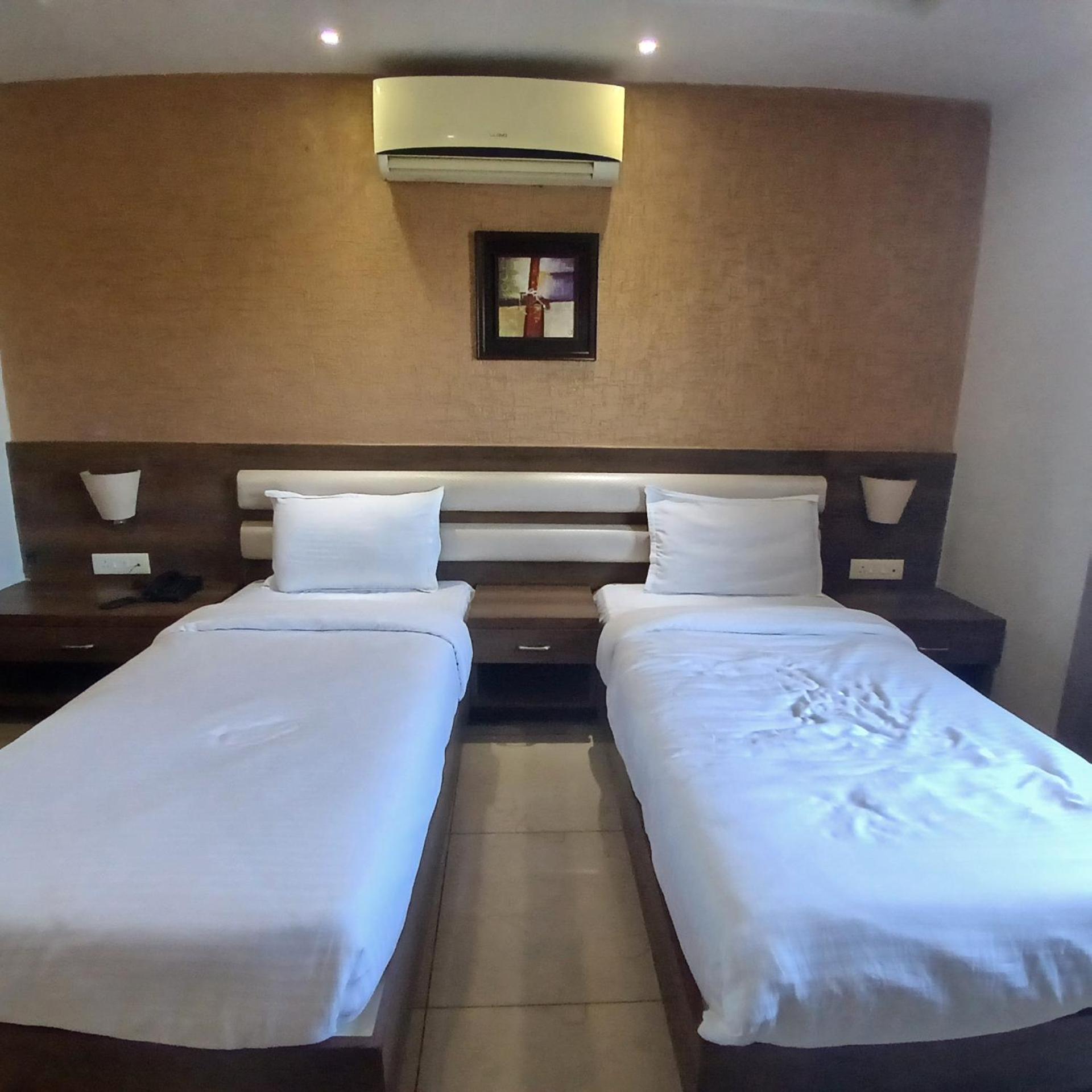 Hotel Square 36 Kota  Buitenkant foto